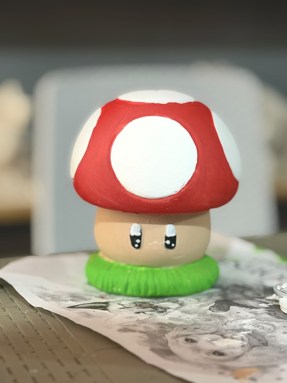 Figura de un hongo pintada de rojo, blanco y verde
