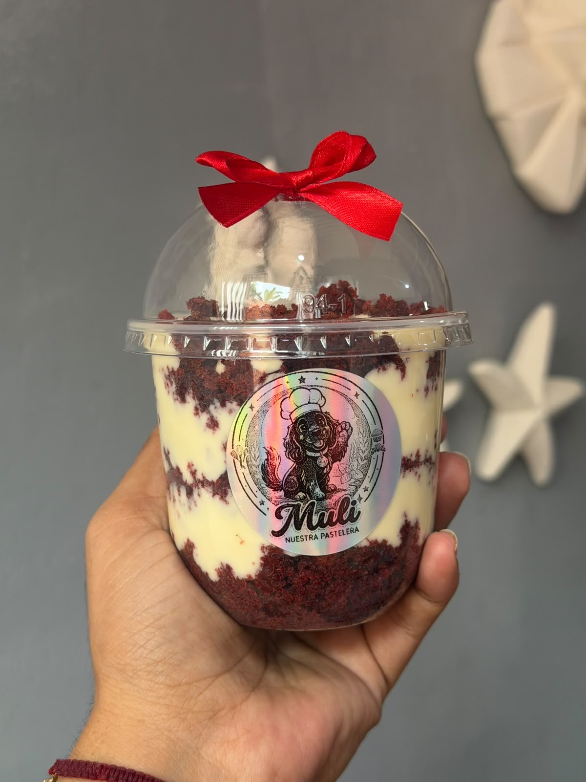 Postre en vaso con etiqueta de Mali Nuestra Pastelería, compartido por Color House